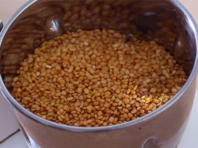 grinding urad dal for uddina bele unde or urad dal ladoo