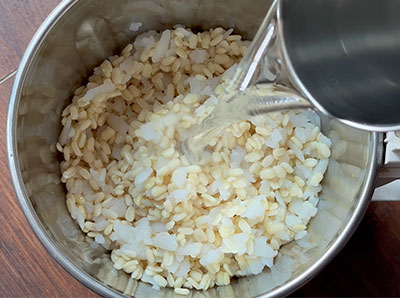 soaked urad dal and poha for vegetable idli recipe